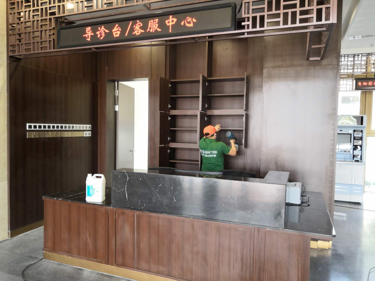 醫(yī)院導(dǎo)診臺(tái)全方位噴涂施工 醫(yī)院導(dǎo)診臺(tái)全方位噴涂施工